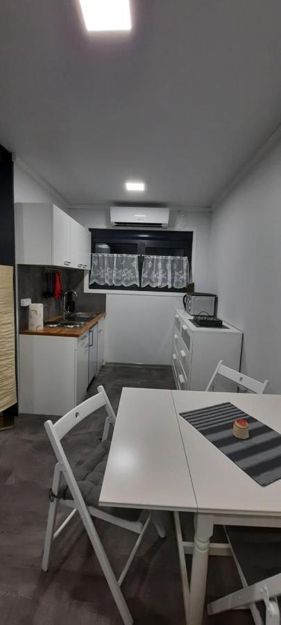 Gemuetliches Tiny Home Mit 30M2 Inklusive Kochmoeglichkeit Lenzing Kültér fotó